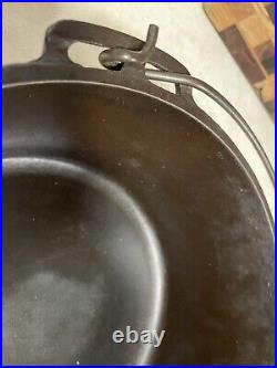 Lodge Arc Logo Snowman #8 Dutch Oven Mint Condition WithLid. Gas/Grate Only